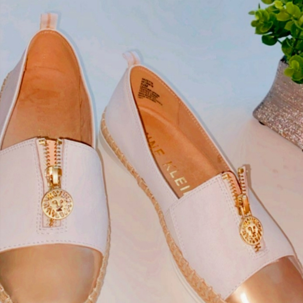 Fashionable flat sneaker